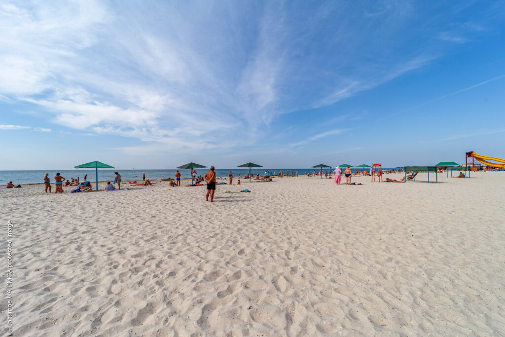 Черноморский пляж летом